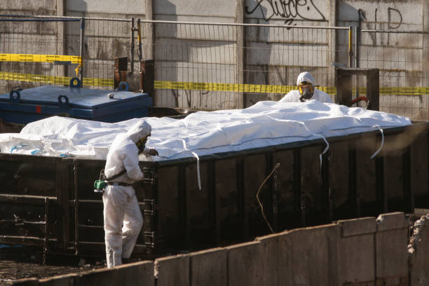 Opérateurs SIM AMIANTE en combinaison de protection — chantier Loire-Atlantique