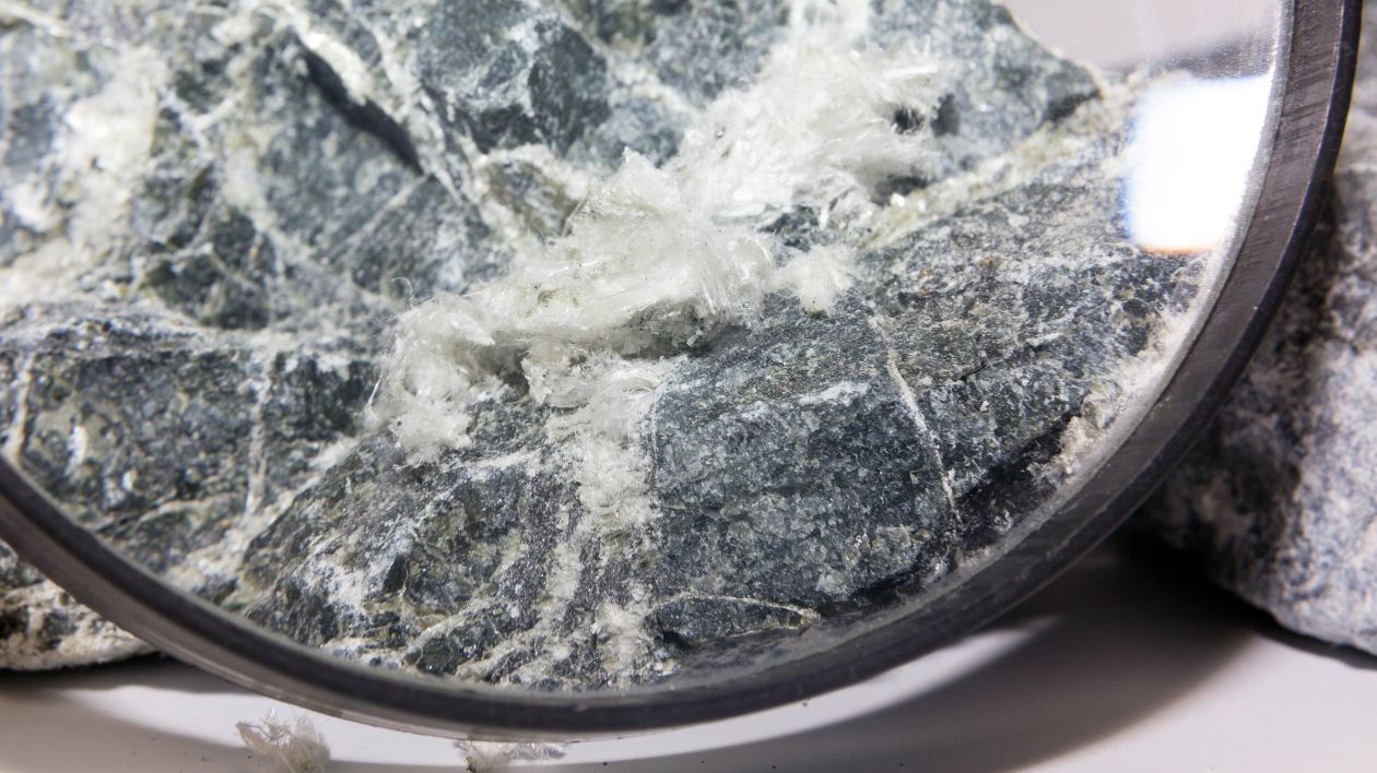 Cristaux d’amiante et gestion des déchets dangereux