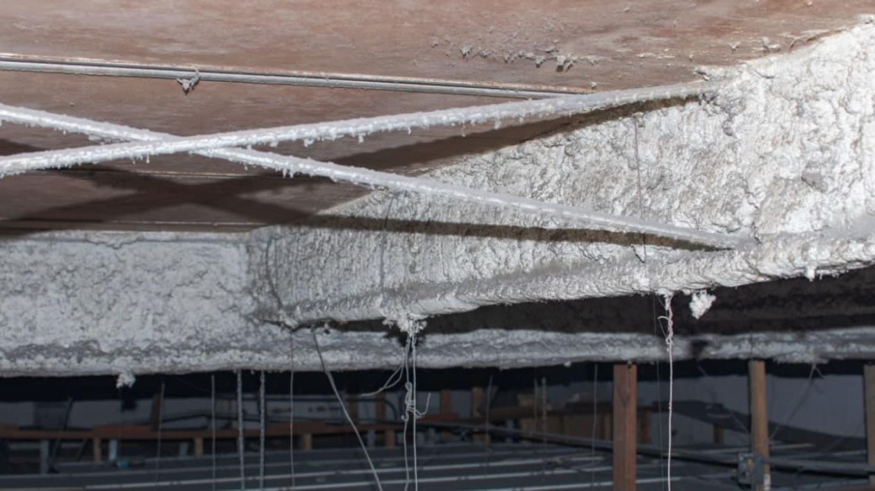 Plafond ancien contenant plomb et amiante