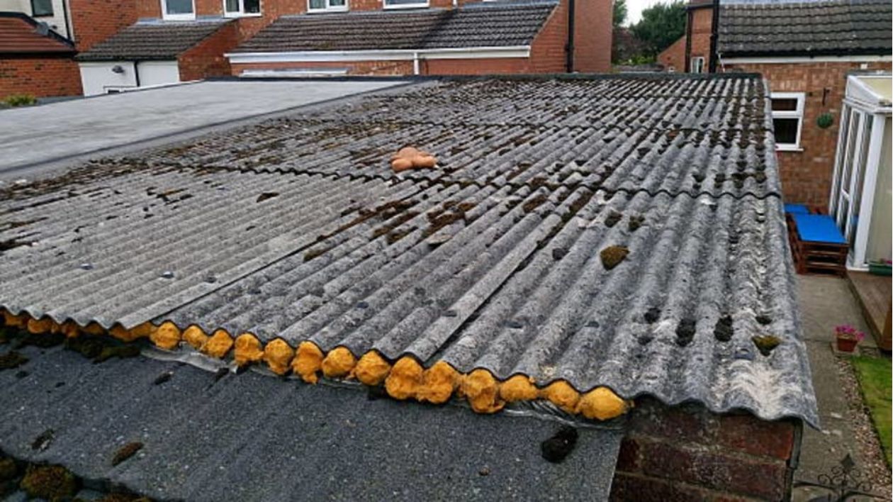 Toit en fibro-ciment contenant de l’amiante