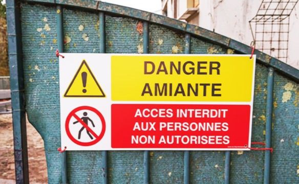 Panneau danger amiante — chantier SIM AMIANTE