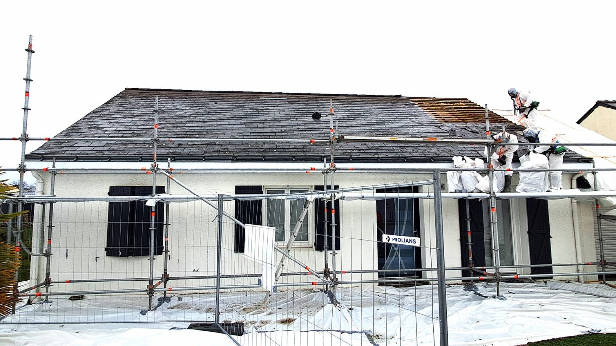 Retrait de couverture en ardoises amiantées 160 m² — Couëron SIM AMIANTE