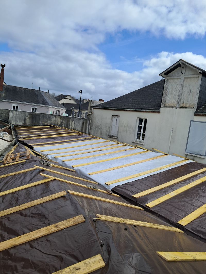 Chantier désamiantage toiture Saint-Sébastien-sur-Loire — vue 2