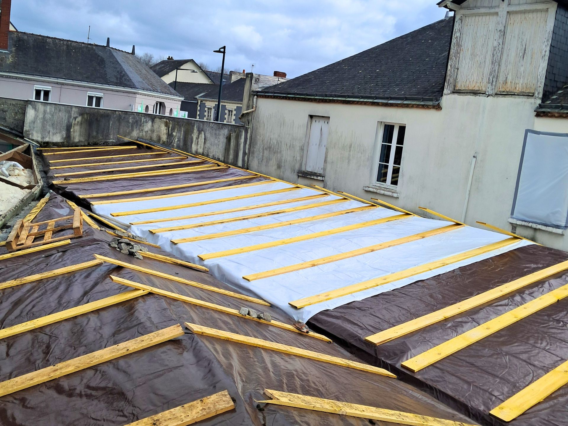 Désamiantage toiture 300 m² Saint-Sébastien-sur-Loire — SIM AMIANTE